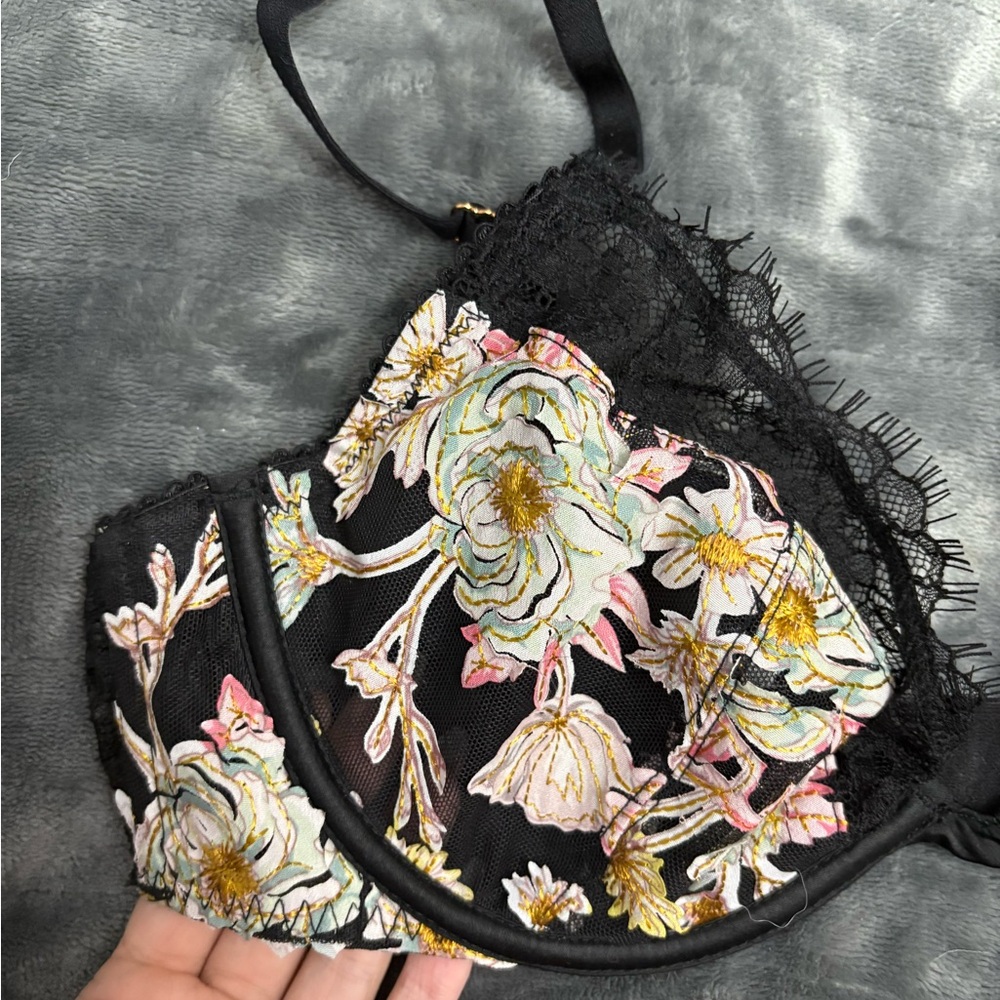 Victorias Secret Bra - Picture 2 of 4